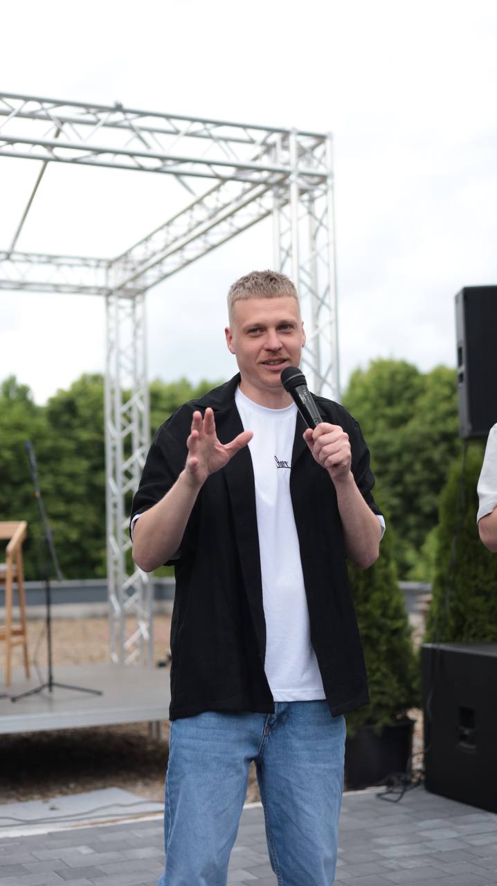 Стендап на терасі Seven Restopub