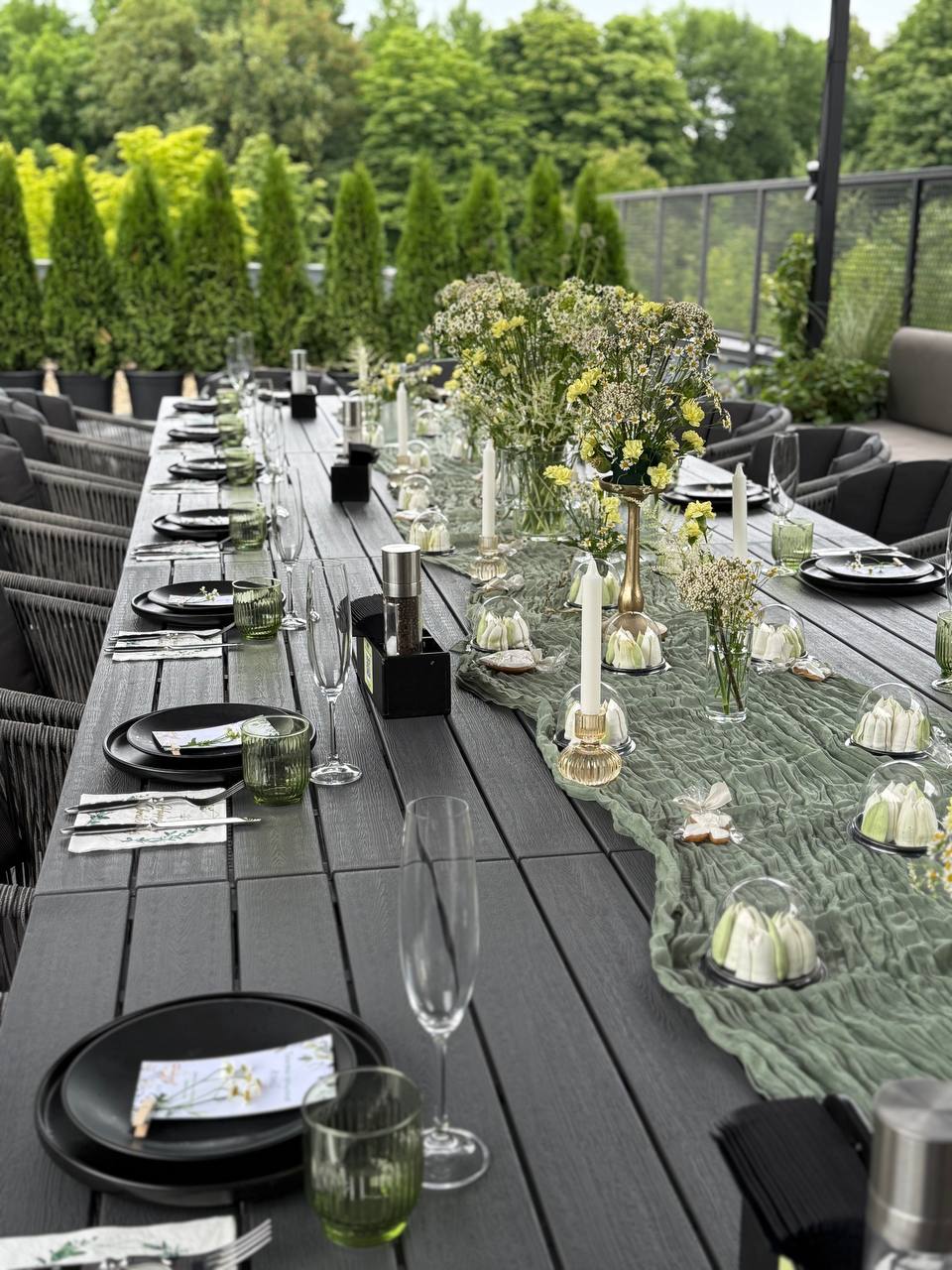 Банкетний стіл на терасі Seven Restopub